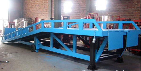 移动式液压登车桥(移动式液压登车桥济南崇高升降机)